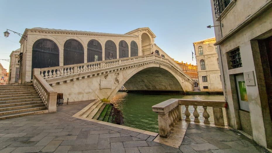 Rialto Bridge, one of the essential attractions to see during a first trip to Venice
