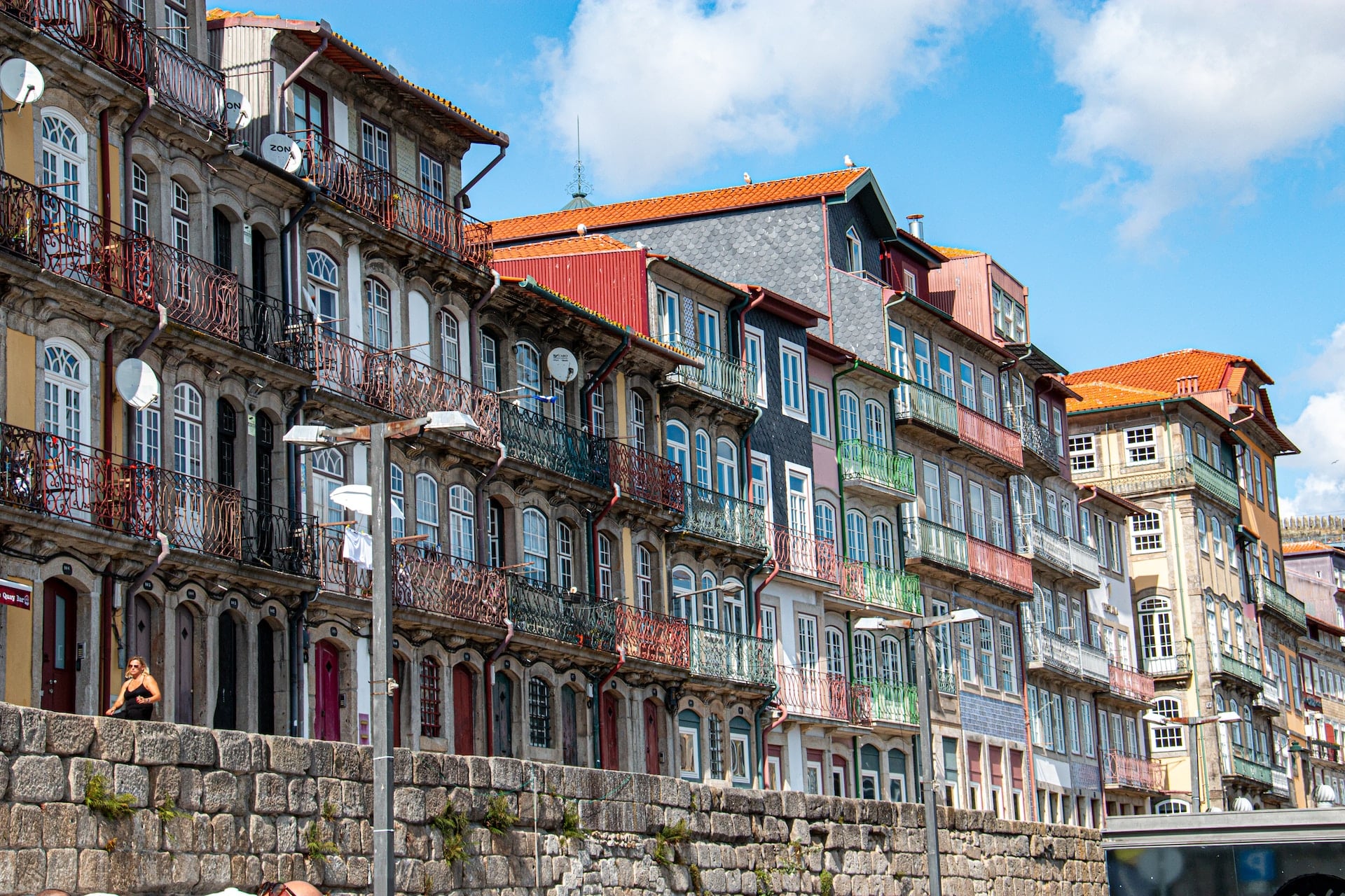 Ribeira es una de las zonas más pintorescas para alojarse en Oporto. Situada a orillas del río Duero, este barrio histórico está lleno de calles estrechas y empedradas, edificios coloridos y plazas llenas de vida