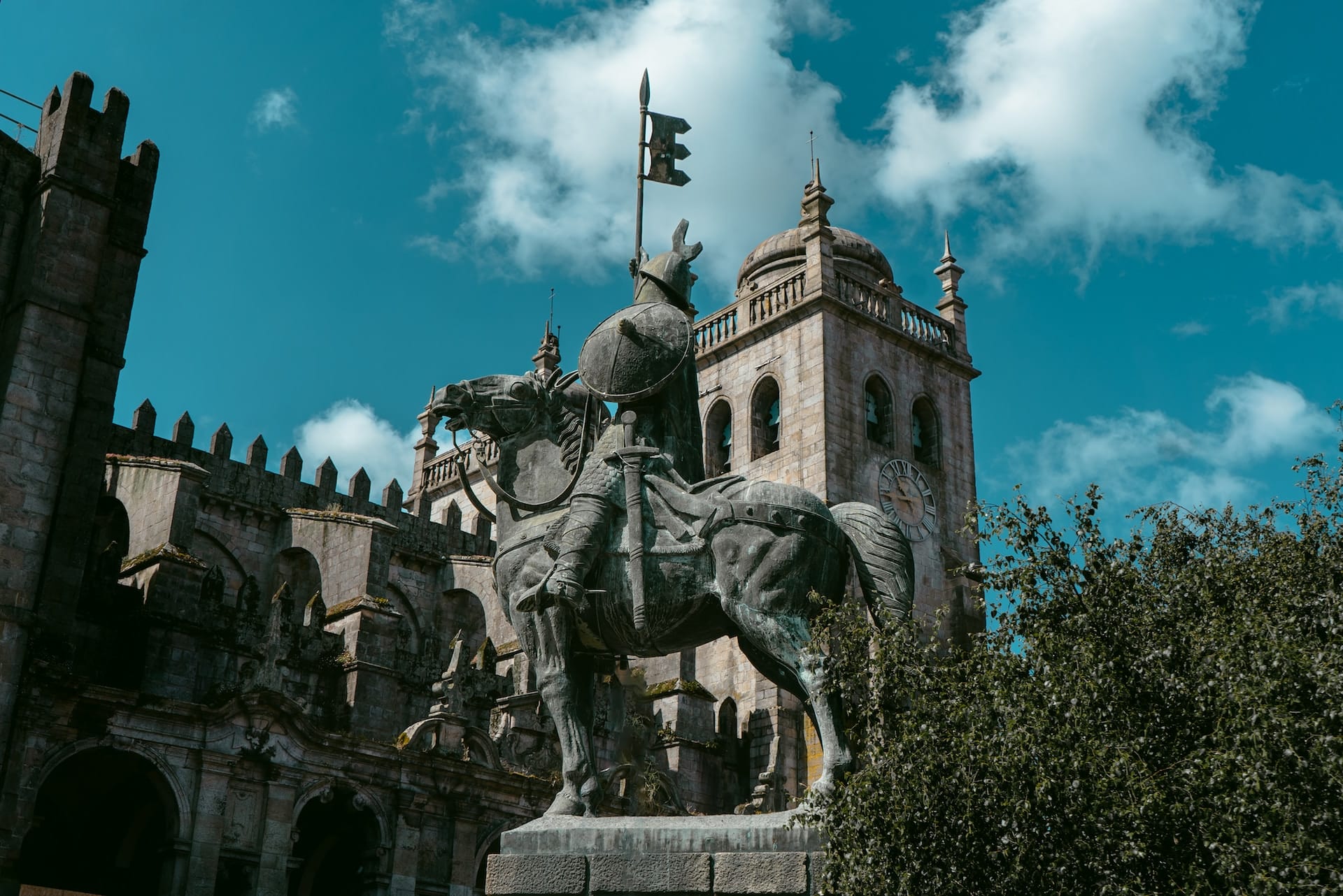 El barrio de la Catedral ofrece una tentadora combinación de historia, cultura y vida urbana para quien busque una experiencia única en Oporto