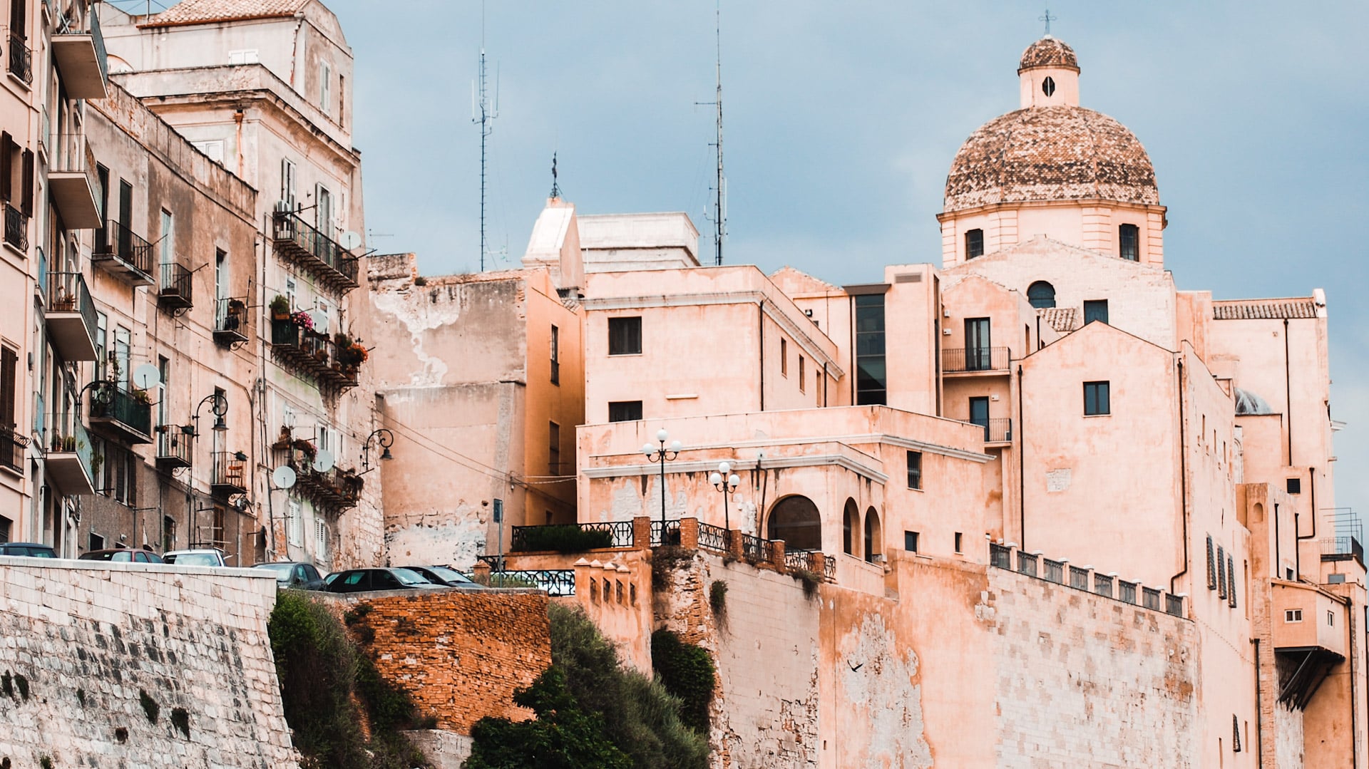 Situato nel centro storico di Cagliari, Castello è un quartiere caratteristico, caratterizzato da strette vie acciottolate e antiche fortificazioni.