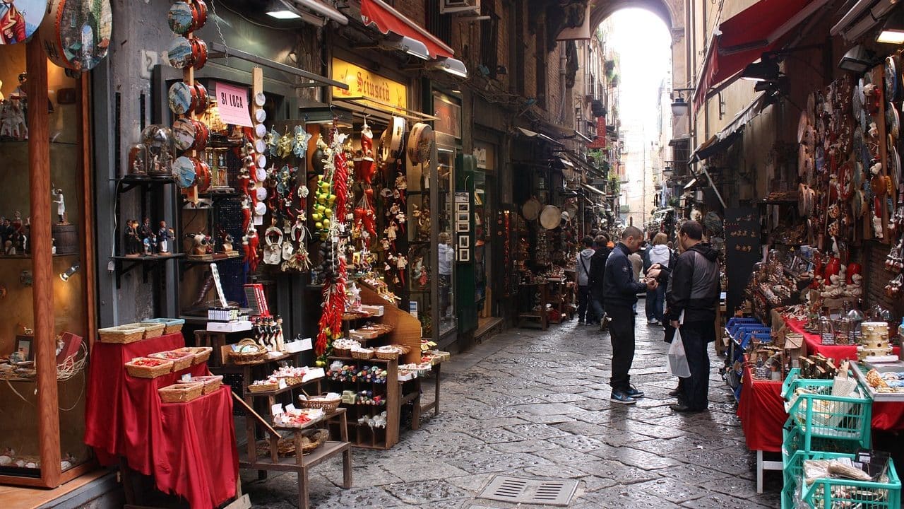 Spaccanapoli es una de las calles más famosas de Nápoles