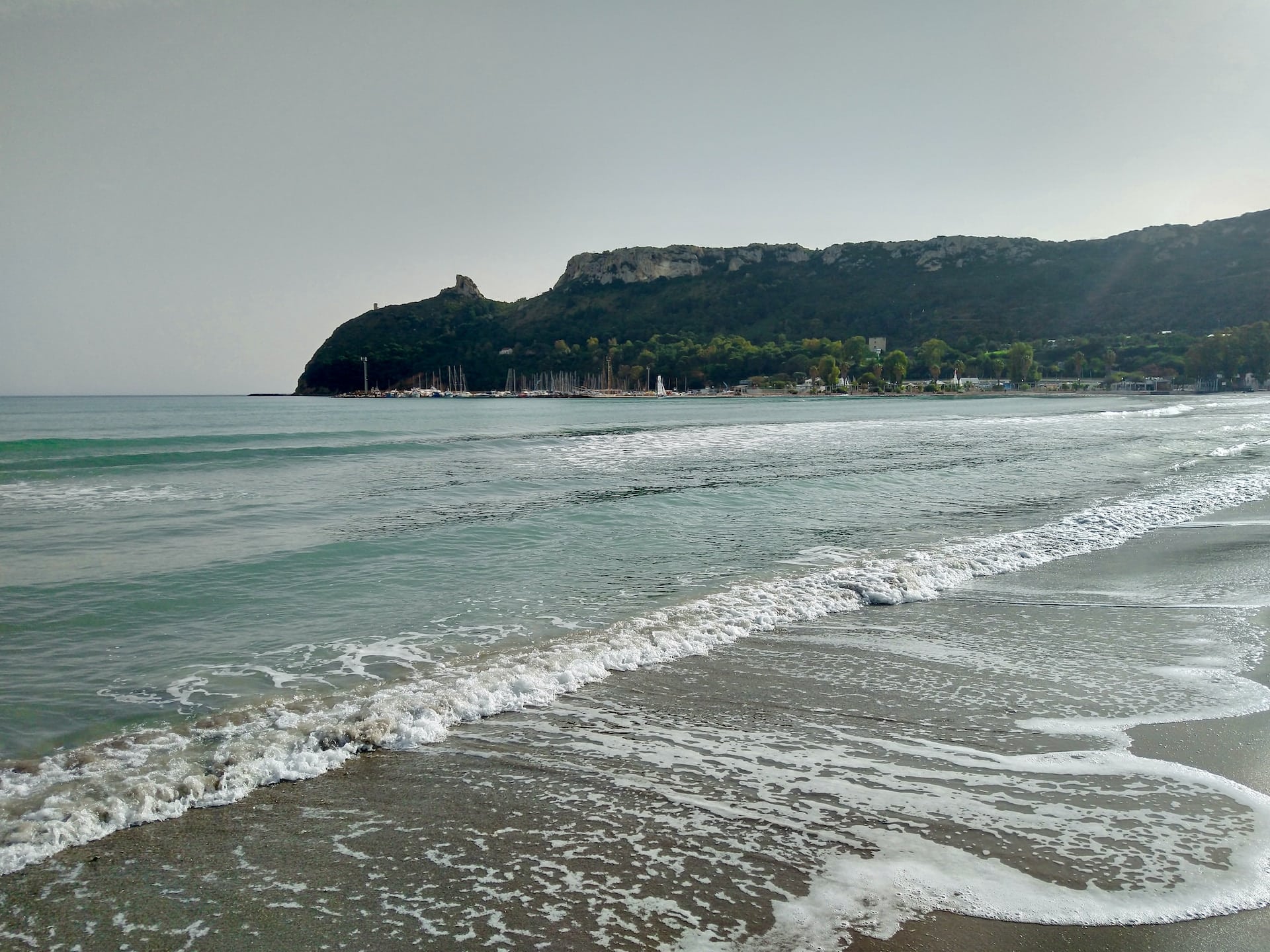 Spiaggia del Poetto es la zona número uno para alojarse en Cagliari para quienes buscan unas vacaciones junto a la playa mediterránea.