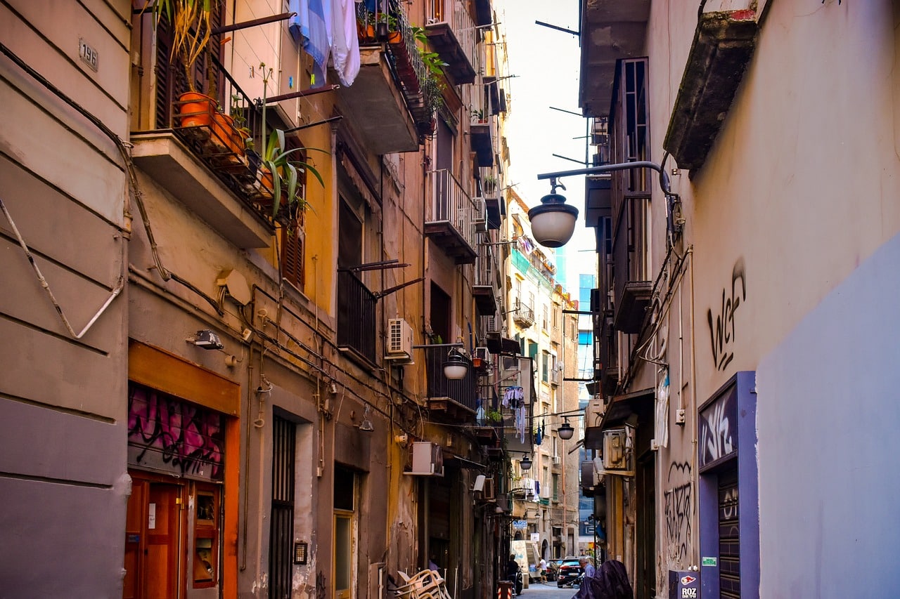 El Centro Histórico de Nápoles, es un lugar ideal donde dormir y experimentar la rica historia y cultura de la ciudad. Aquí encontrarás estrechas calles adoquinadas repletas de edificios históricos, iglesias y museos.