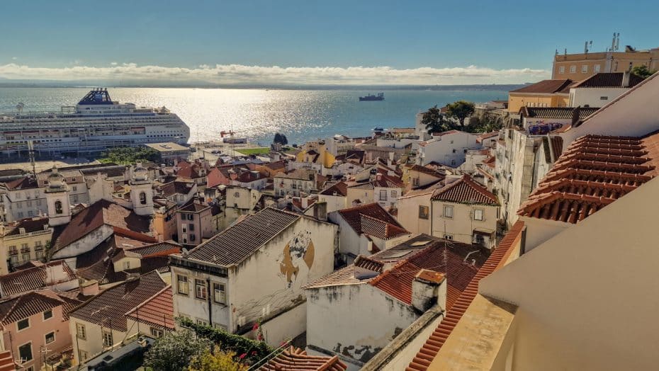 Alfama tiene algunas de las mejores vistas de la ciudad, por lo que es un lugar de visita obligada si tienes dos días en Lisboa