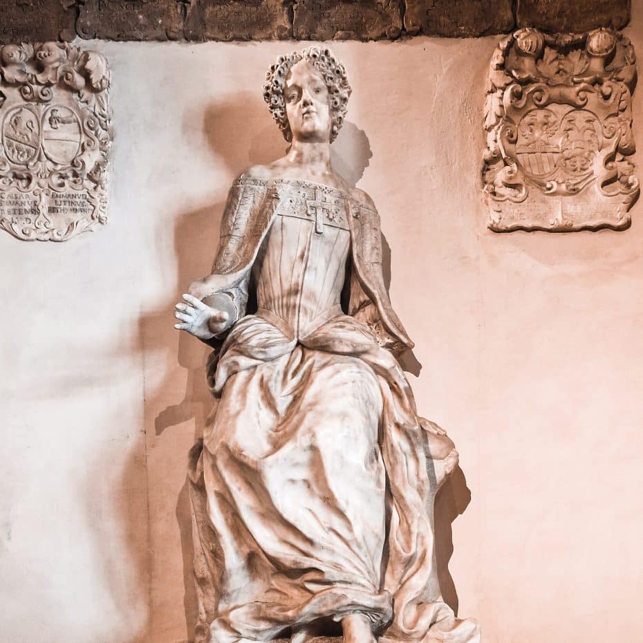 Estatua de Elena Lucrezia Cornaro Piscopia en el Palacio Bo