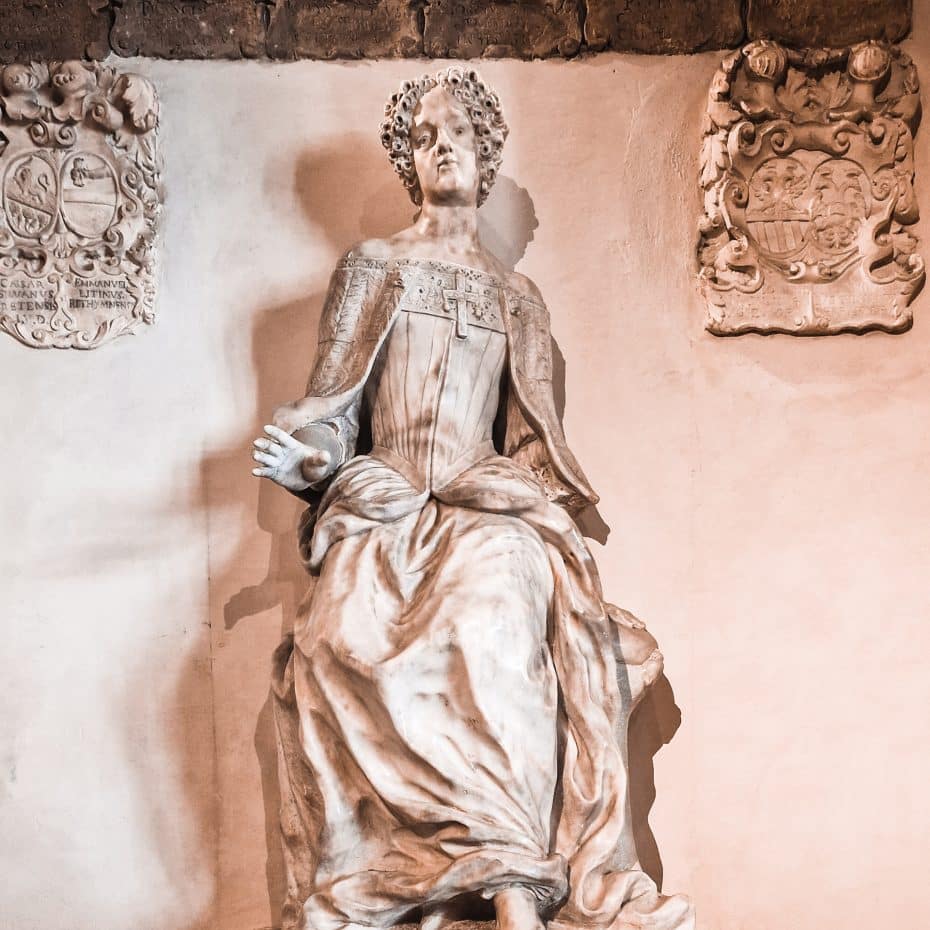 Estatua de Elena Lucrezia Cornaro Piscopia en el Palazzo Bo