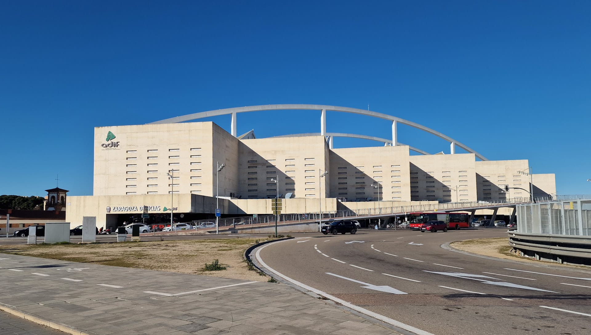 Sede della principale stazione ferroviaria della città, Delicias è una delle migliori zone in cui soggiornare a Saragozza, Spagna.