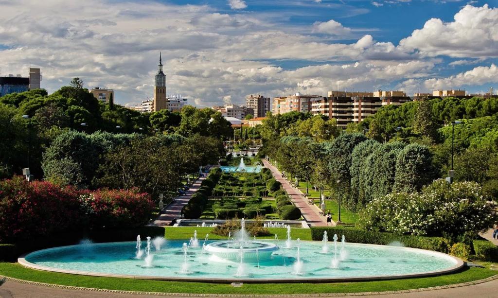 La Romareda ofereix un ambient animat molt a prop de la Universitat de Saragossa i de l'Estadi de La Romareda.