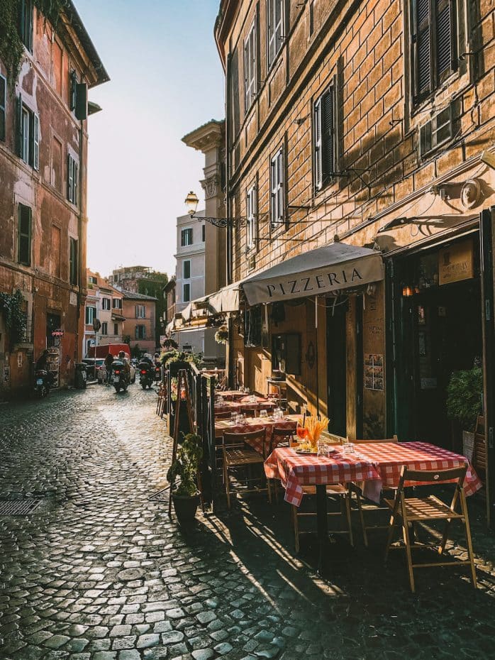 La mayoría de las calles de Trastevere albergan pizzerías y trattorias