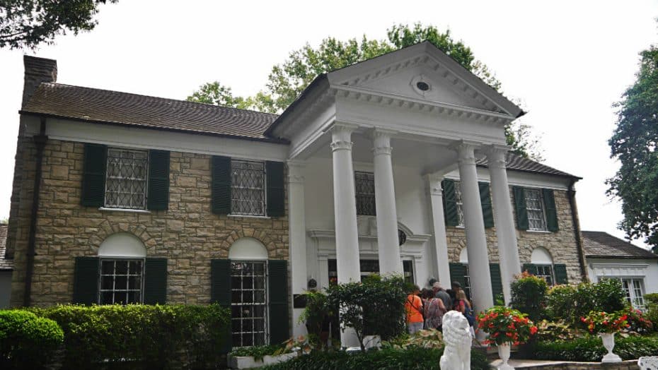 One of the most popular attractions in Memphis, staying near Graceland provides easy access to Elvis Presley's iconic home, musical haven, and museum.