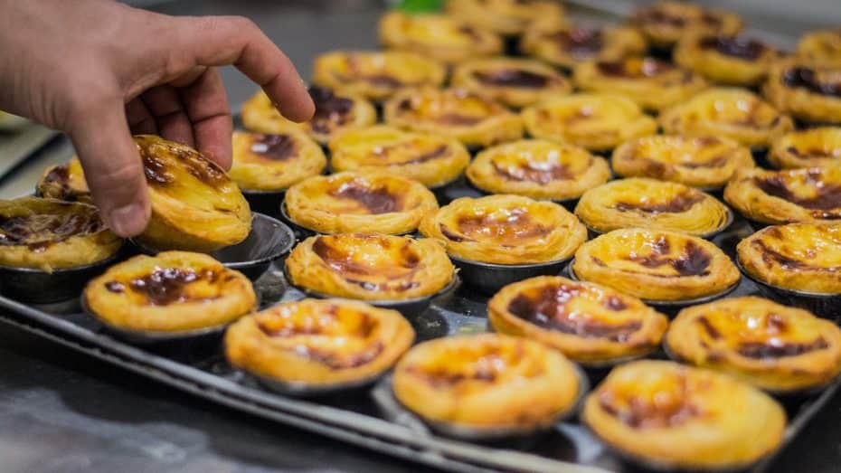 Pastéis de nata recién salidos del horno