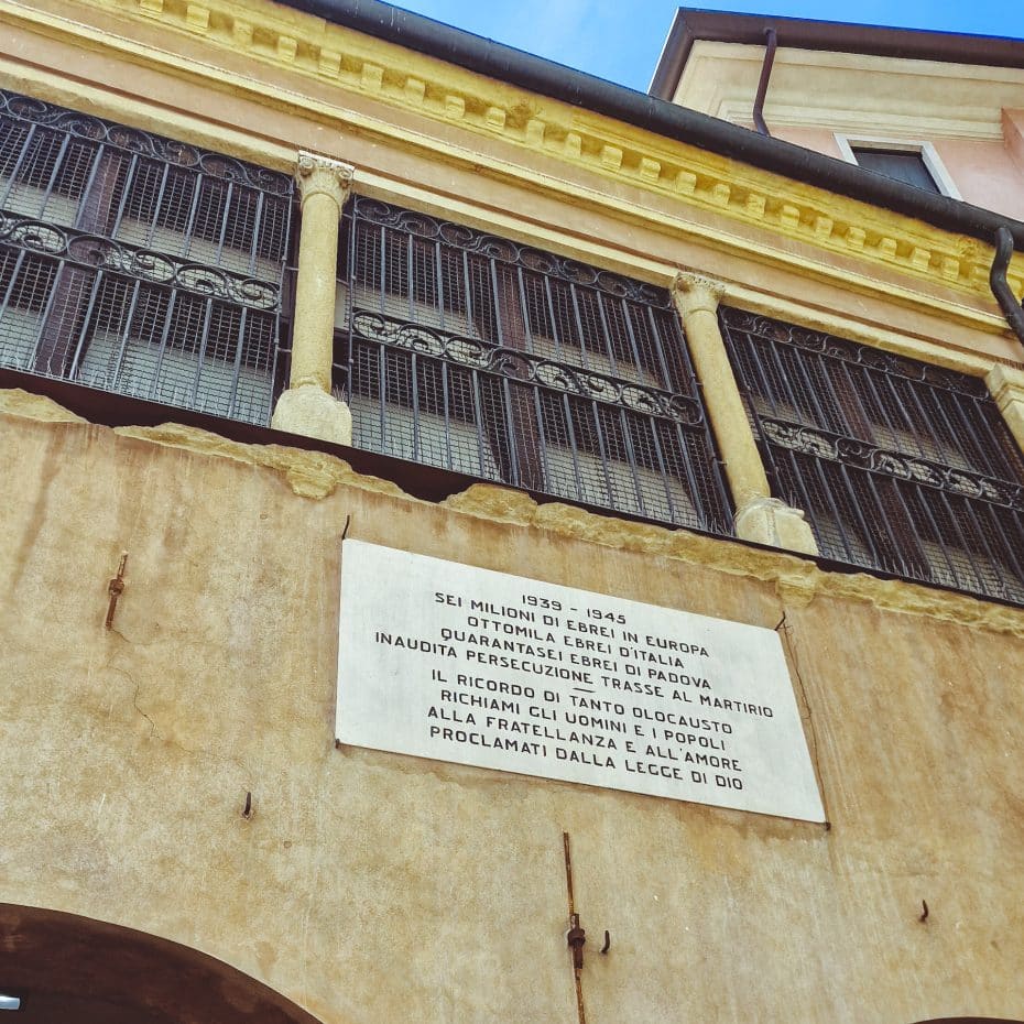 Placa conmemorativa del Holocausto en el Gueto Ebraico