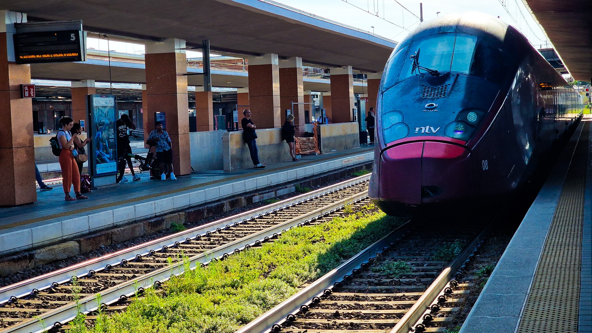 Soggiornare vicino alla Stazione ferroviaria di Treviso Centrale offre un facile accesso ai mezzi di trasporto pubblico, consentendo di esplorare la città e la vicina Venezia.