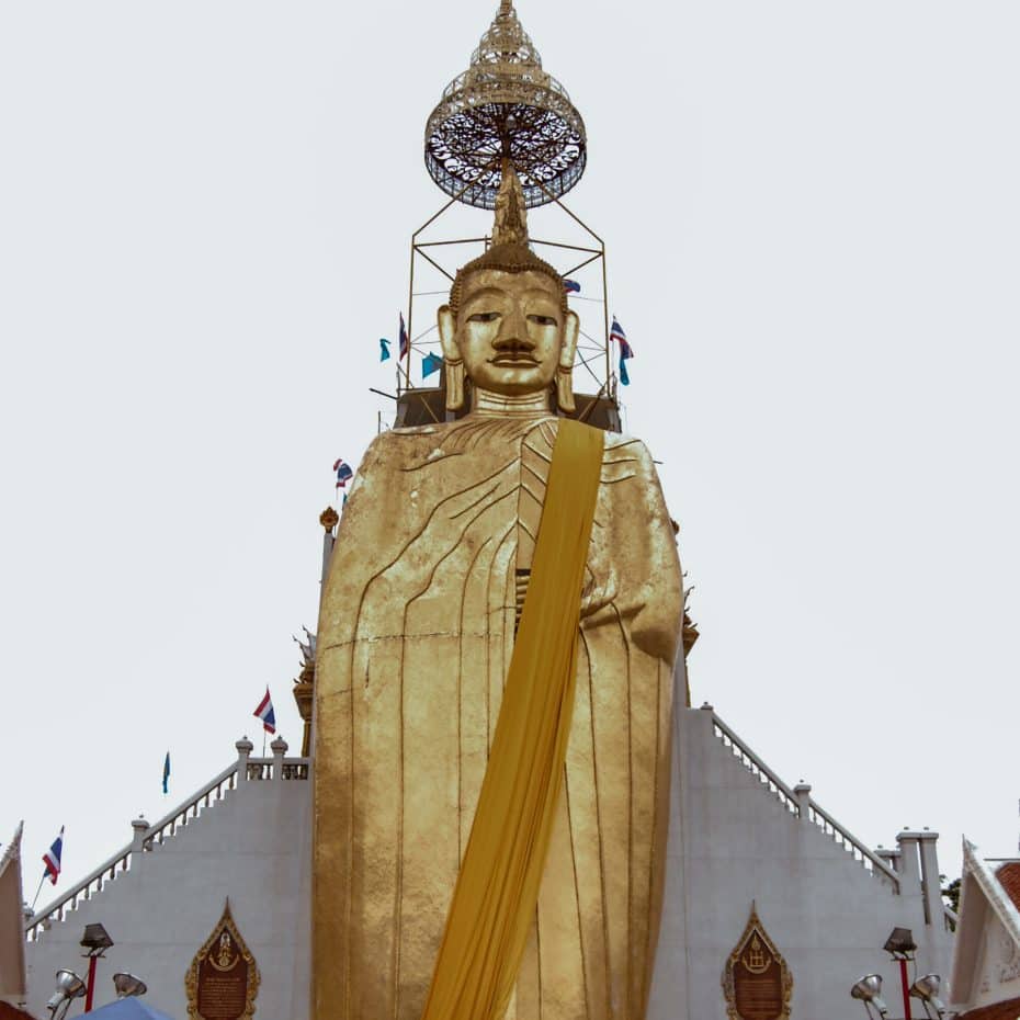 El Templo del Buda Erguido de Bangkok es uno de los templos tailandeses más fascinantes