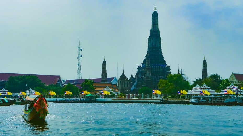 Wat Arun desde el río - Templos de visita obligada Tailandia