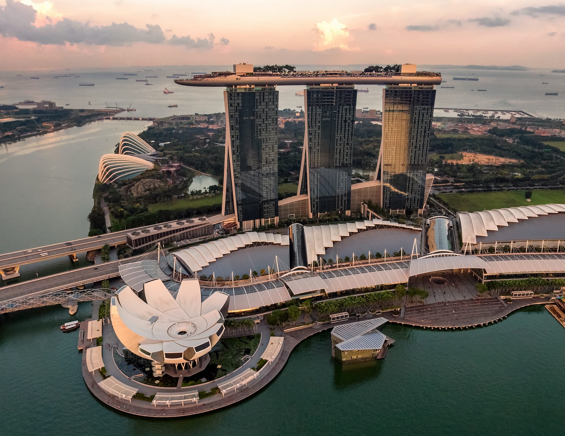 Con il suo skyline mozzafiato e la vicinanza ad alcune delle principali attrazioni di Singapore, Marina Bay è una delle zone migliori dove alloggiare a Singapore.