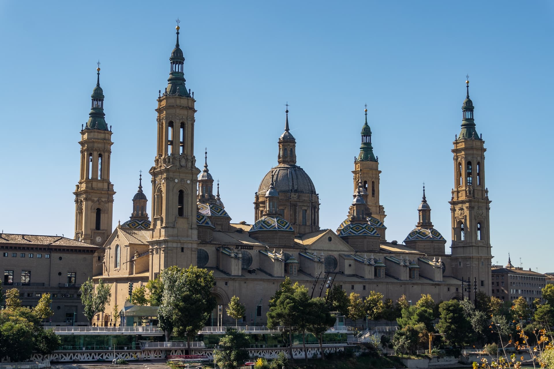 Con sus numerosas atracciones, encantadoras calles adoquinadas, bares de tapas y museos, el Casco Viejo es la mejor zona para alojarse en Zaragoza y vivirla al máximo.