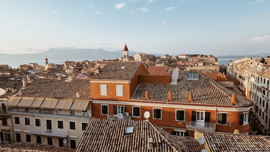 Vista de la ciudad de Corfú desde el restaurante del Arcadion