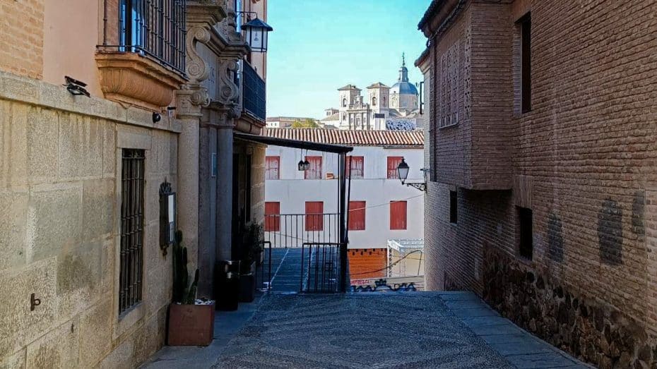 El Nucli Antic de Toledo
, sobretot al voltant de la seva antiga jueria, és la millor zona on allotjar-se a l'antiga capital d'Espanya. El nostre hotel favorit és l'Hotel Boutique Adolfo