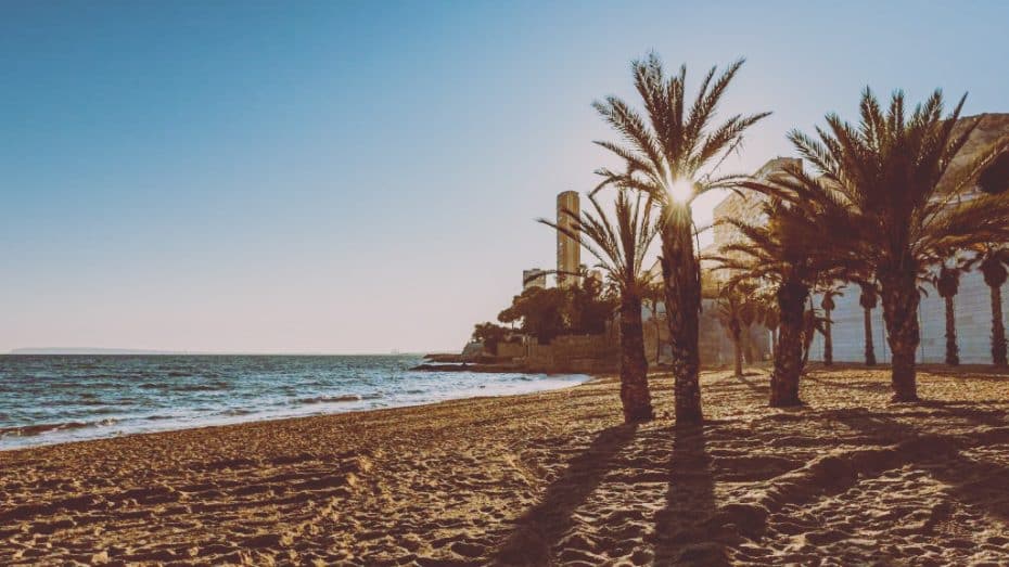 Albufereta Beach is among the best locations in Alicante for beach lovers