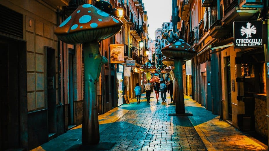 La calle de las Setas es un lugar de visita obligada en el centro de Alicante.