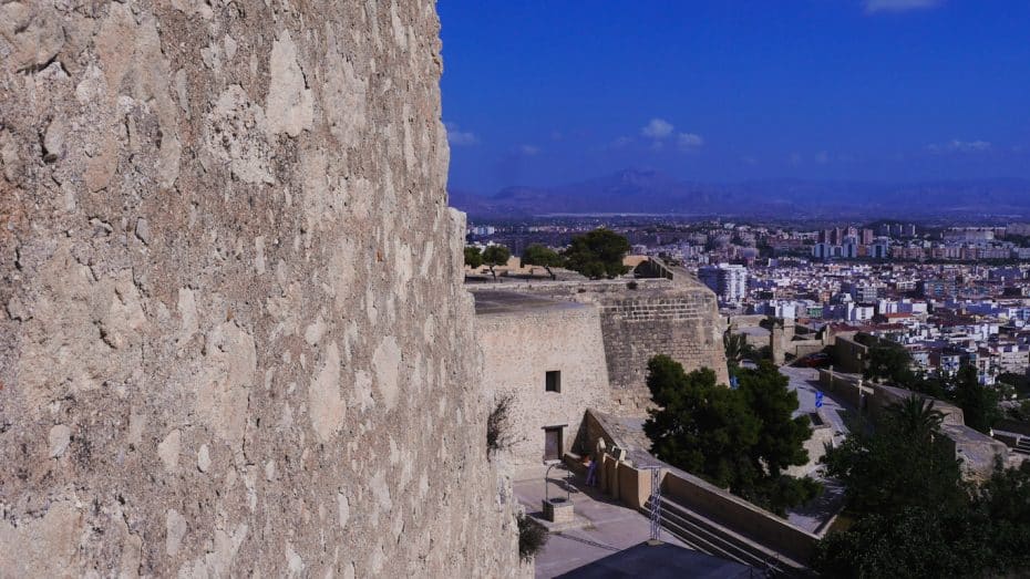 Vistes d'Alacant des del Castell de Santa Bàrbara, un dels principals atractius del nucli antic