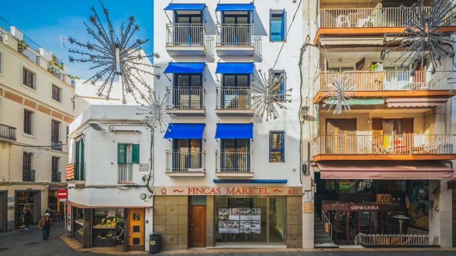 Trobareu moltes botigues, hotels, bars i restaurants als voltants de la Plaça del Cap de la Vila, Sitges