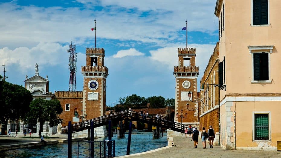 El Arsenale di Venezia, antiguo astillero de la ciudad, alberga ahora eventos culturales, como la exposición de arte Bienal de Venecia.