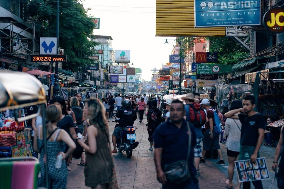 Khaosan Road è rinomata per le sistemazioni economiche, la vivace vita notturna, le bancarelle di cibo di strada e l'atmosfera vibrante e adatta ai backpacker.