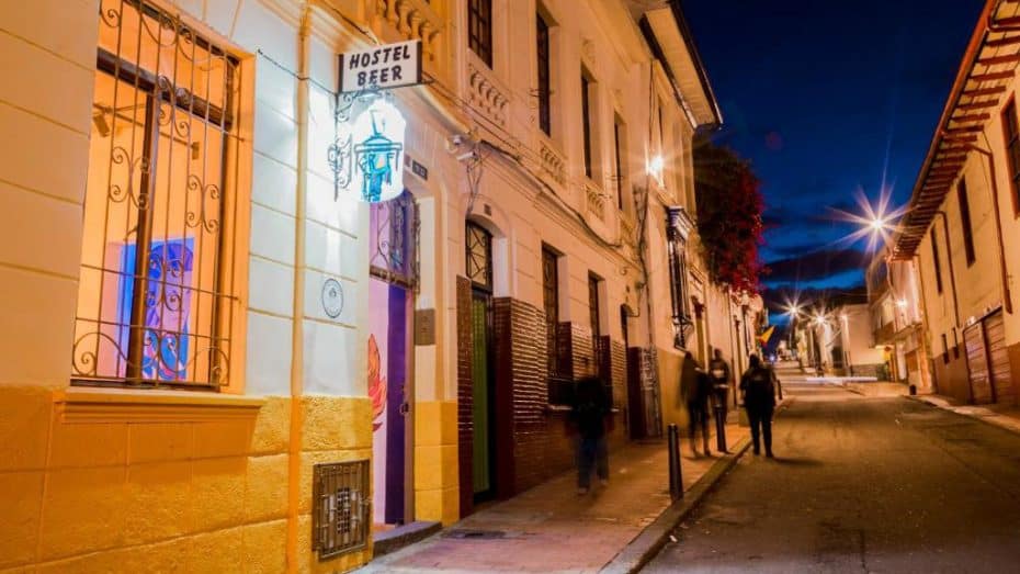 La Candelaria es una zona colorida con edificios coloniales, muchos hostales y bares