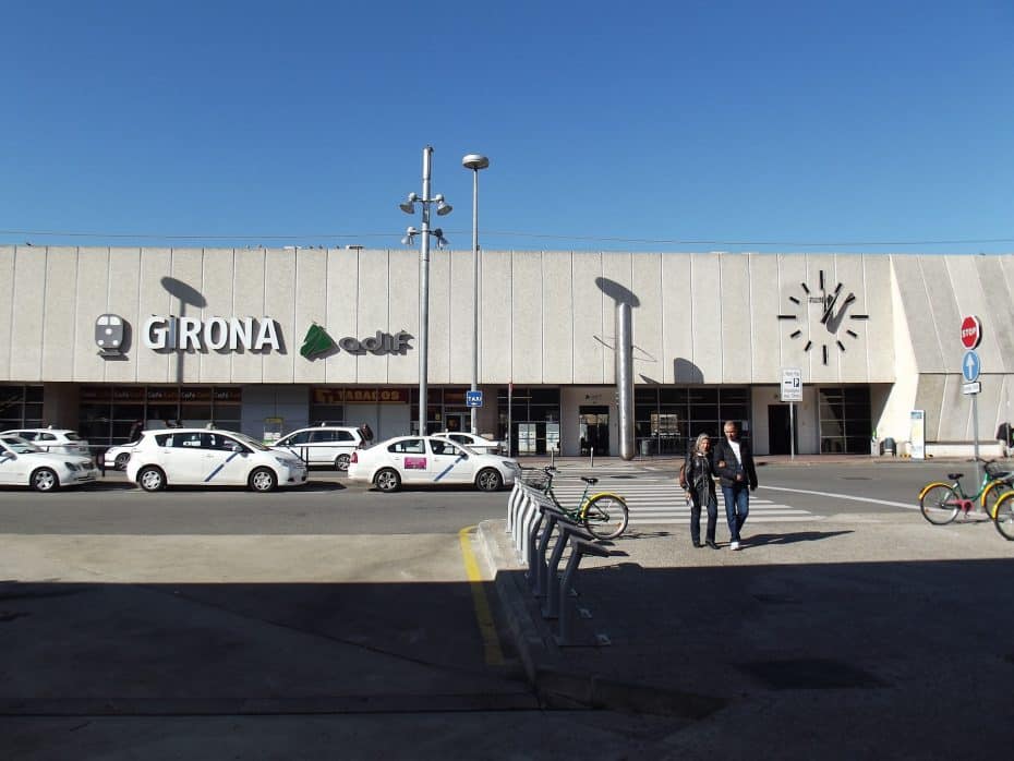 La zona que rodea la Estación de Ferrocarril de Girona presenta una mezcla de zonas residenciales y comerciales y ofrece un cómodo acceso para visitar lugares como Barcelona y Figueres