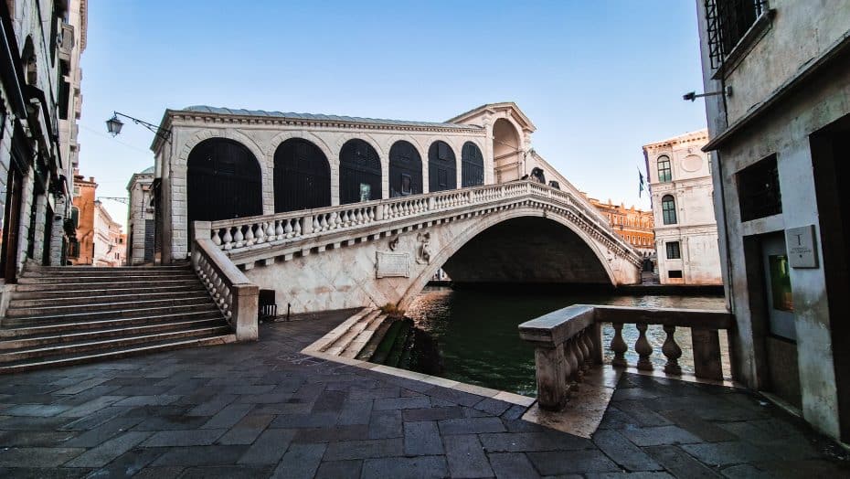 The famous Rialto Bridge connects sestiere San Marco to San Polo