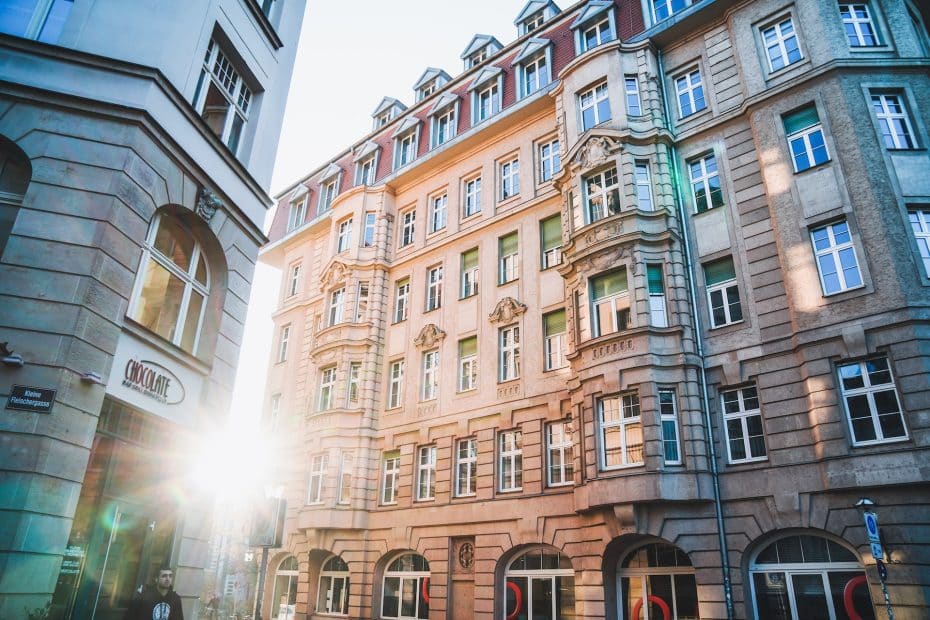 Las estrechas calles adoquinadas de Altstadt están flanqueadas por bellos edificios que crean una atmósfera encantadora.