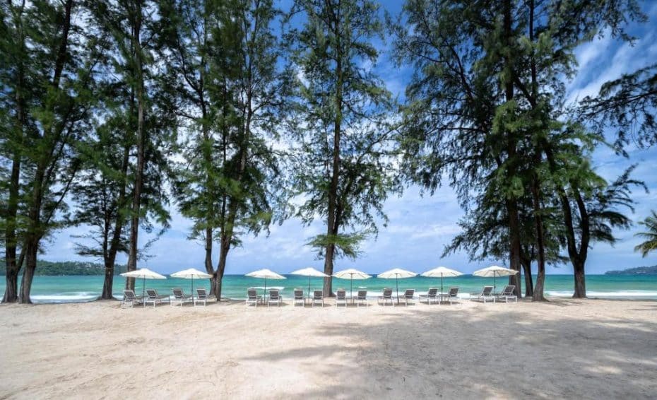 Bang Tao Beach, una delle migliori spiagge in cui soggiornare sull'isola di Phuket, è costellata di resort di lusso e di una varietà di punti di ristoro.