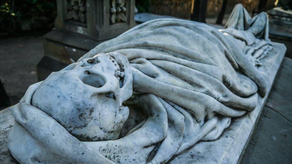 El Cementiri de Montjuïc de Barcelona alberga algunas de las obras de arte funerario más impresionantes de España.