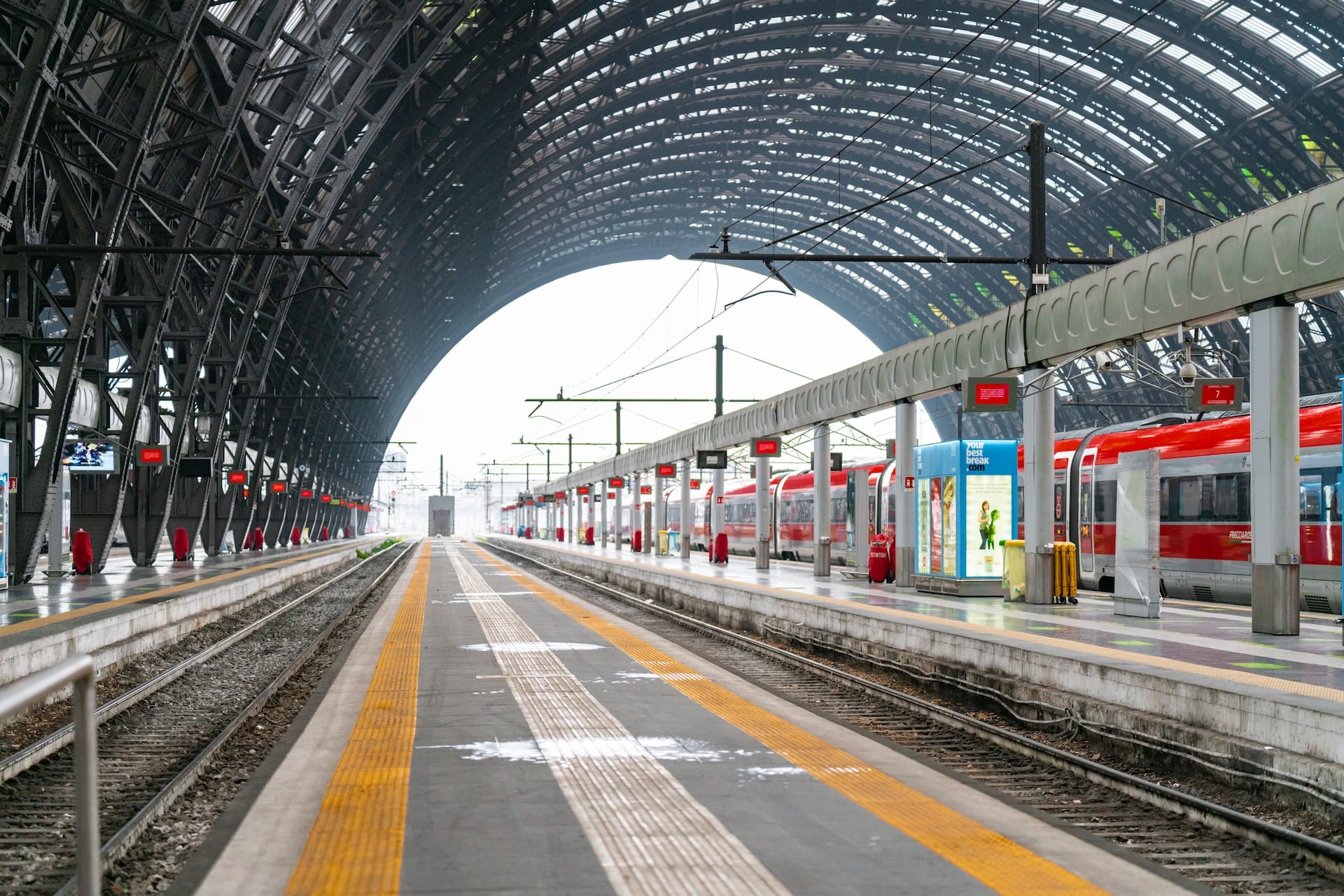 Centrada en torno a una de las mayores estaciones de tren de Europa, Milano Centrale ofrece excelentes conexiones con otros destinos italianos y europeos, así como numerosos hoteles económicos y de gama media.