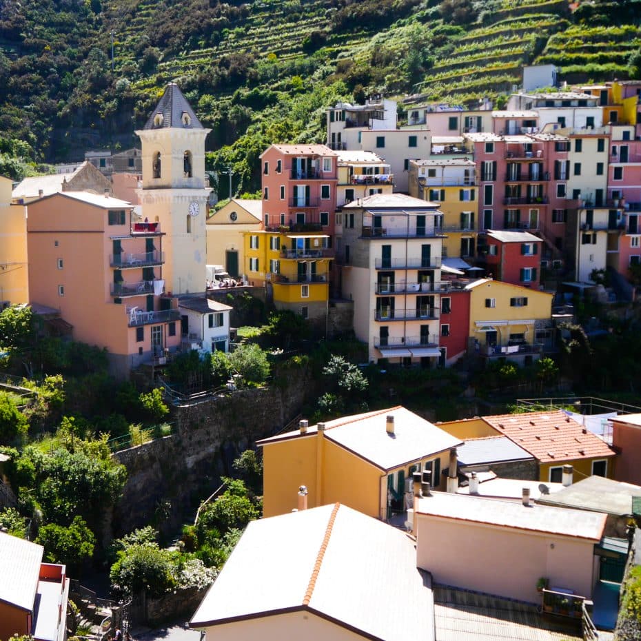 Coloridos edificios y terrazas en Cinque Terre