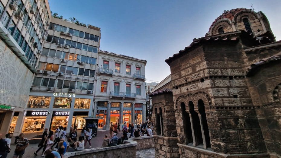 La via Ermou è la destinazione più importante di Atene per lo shopping.