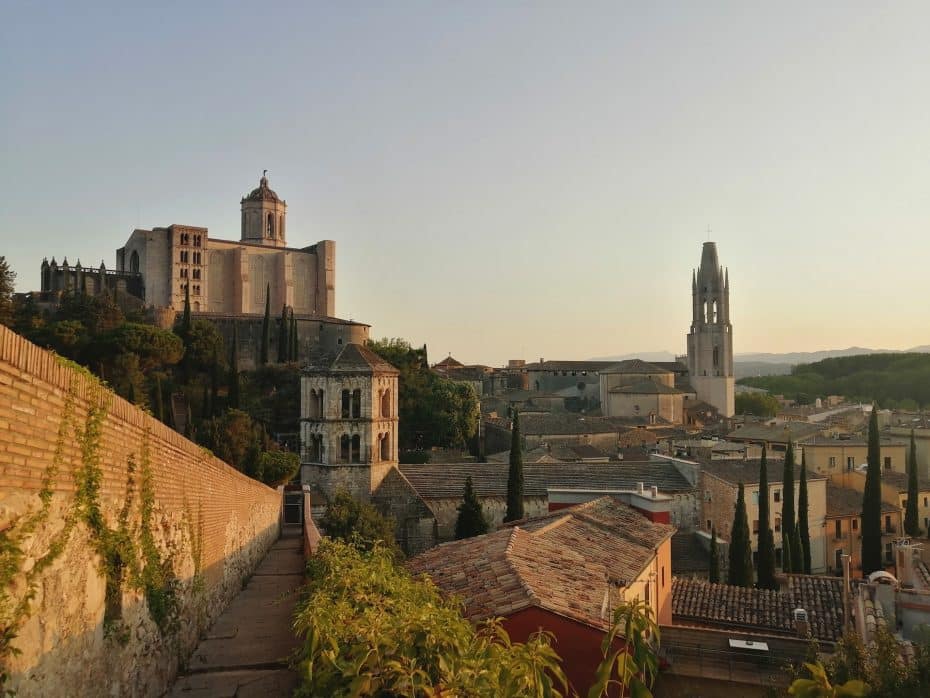Girona es una de las ciudades amuralladas más bellas de España.