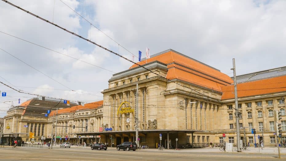 Hauptbahnhof es un nudo de comunicaciones de Leipzig. Su céntrica ubicación la convierte en una zona cómoda donde alojarse en Leipzig.