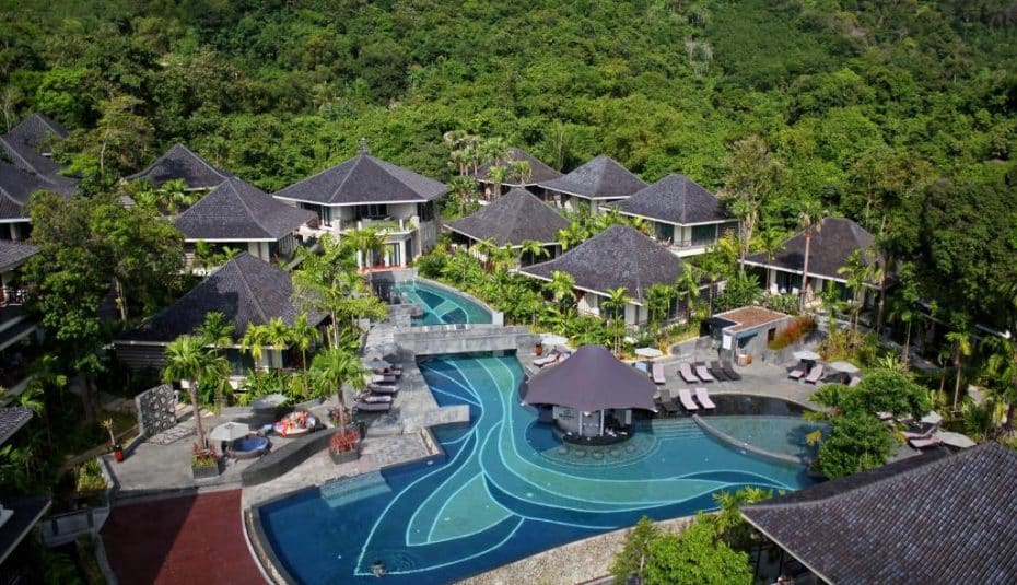 Karon Beach ospita alcuni dei resort più imponenti dell'isola di Phuket.