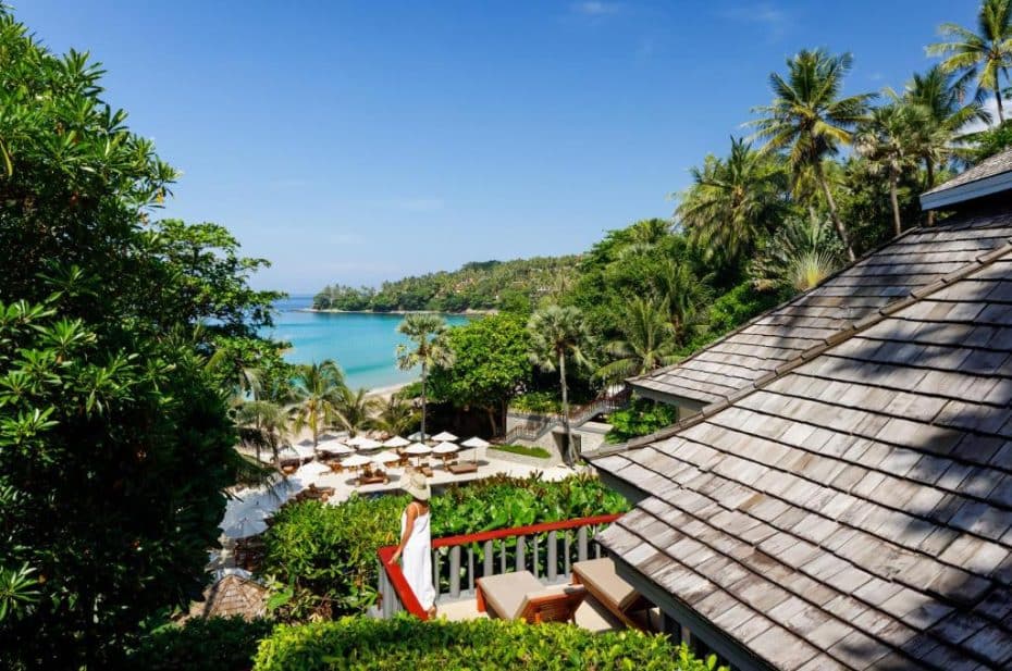 Conosciuta per la sua atmosfera di lusso, Surin Beach attrae chi cerca esperienze di lusso durante il soggiorno a Phuket.