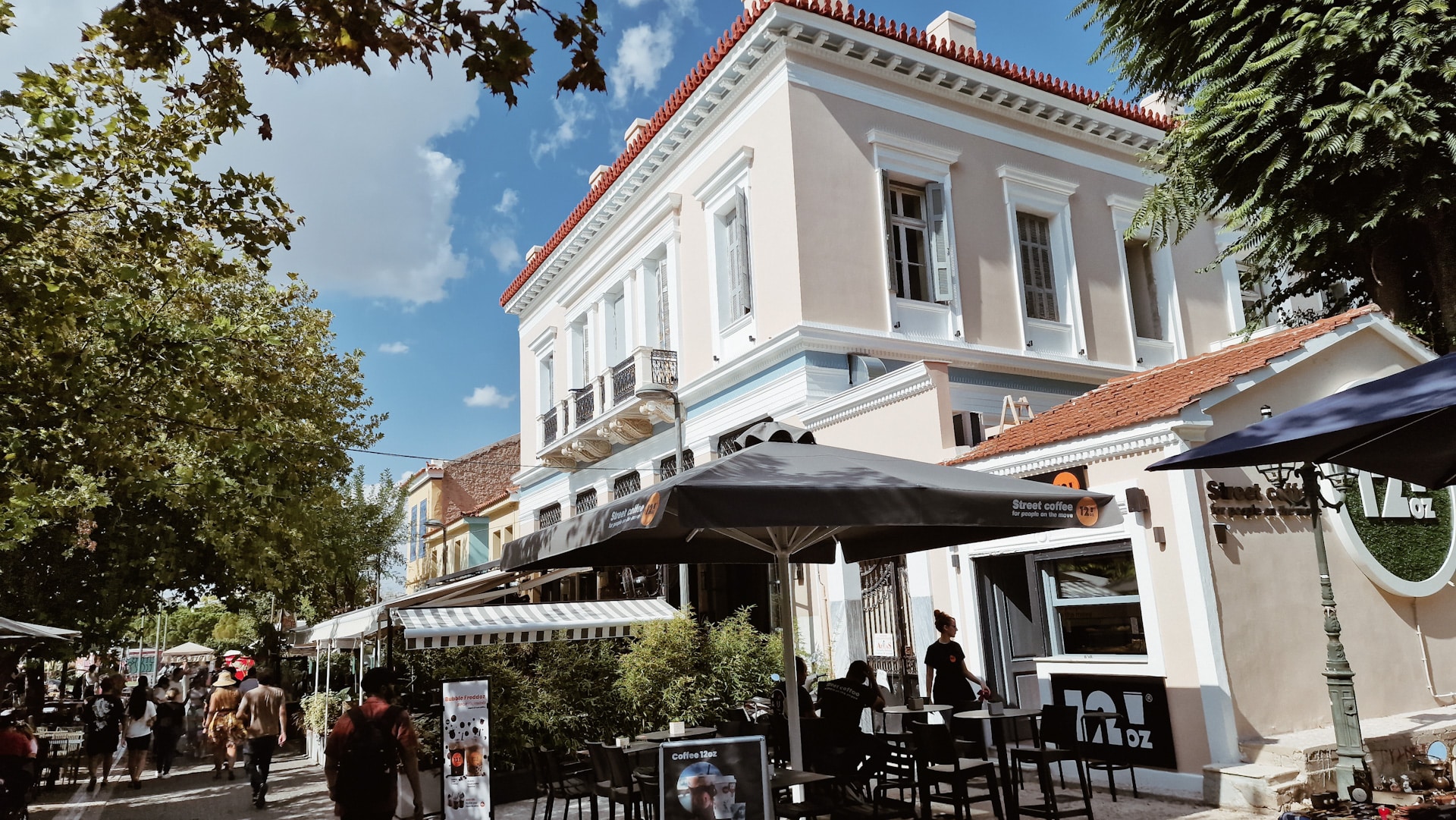 Situado cerca del Ágora Antigua y del Foro Romano, Monastiraki es un animado barrio conocido por su vibrante mercadillo y su bullicioso ambiente.