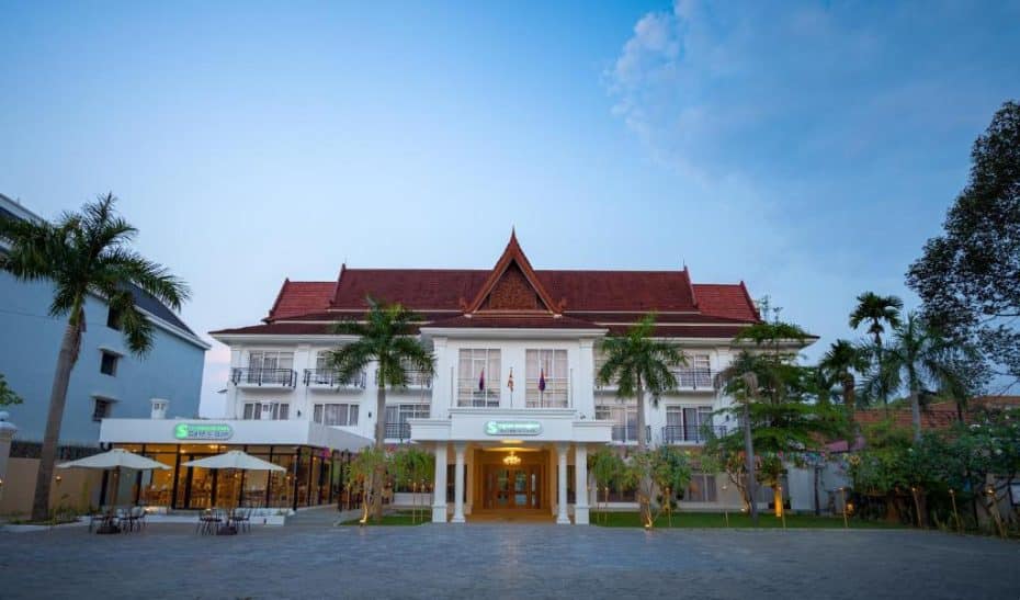 Molti hotel di lusso si trovano vicino al sito di Angkor Wat.