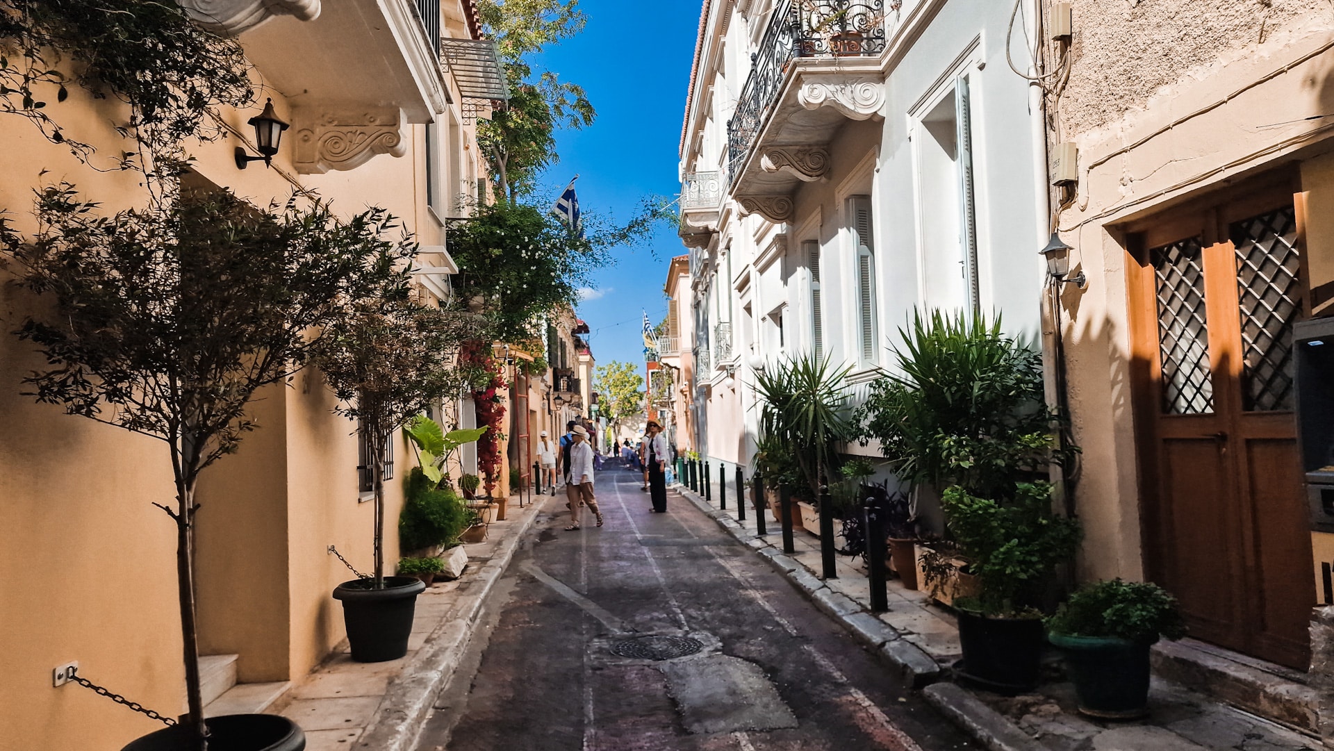 Plaka es un pintoresco barrio en el corazón de Atenas, conocido por sus callejuelas, colores vibrantes y encanto histórico.
