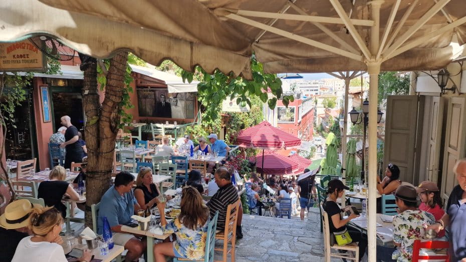Plaka è uno dei migliori quartieri di Atene per il cibo e la vita notturna.