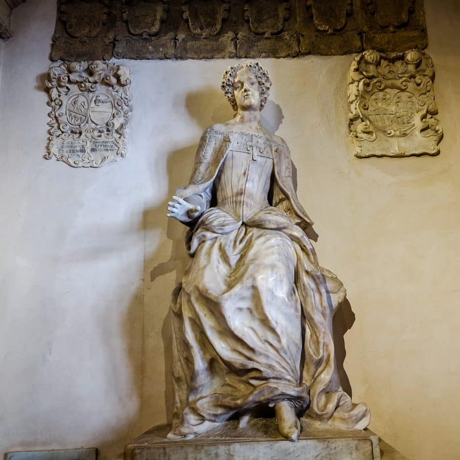 Statue dedicated to Elena Cornaro Piscopia - University of Padua