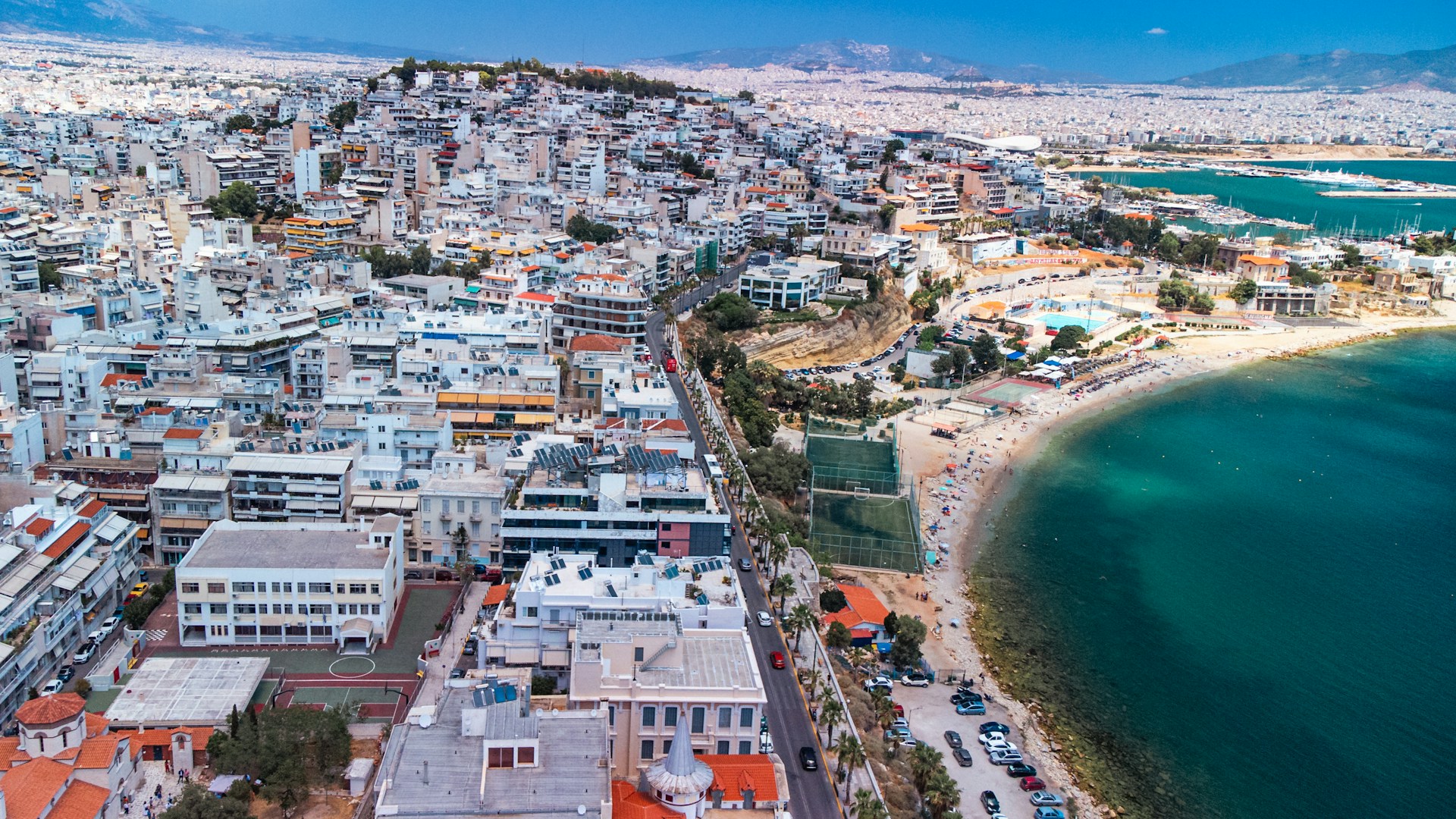 A lo largo de la costa del golfo Sarónico, la Costa de Atenas ofrece hermosas playas y restaurantes frente al mar con impresionantes vistas al mar Egeo.
