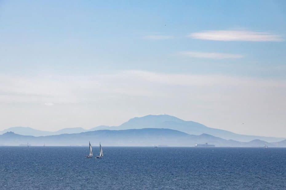 La costa ateniense ofrece increíbles vistas del mar Egeo.
