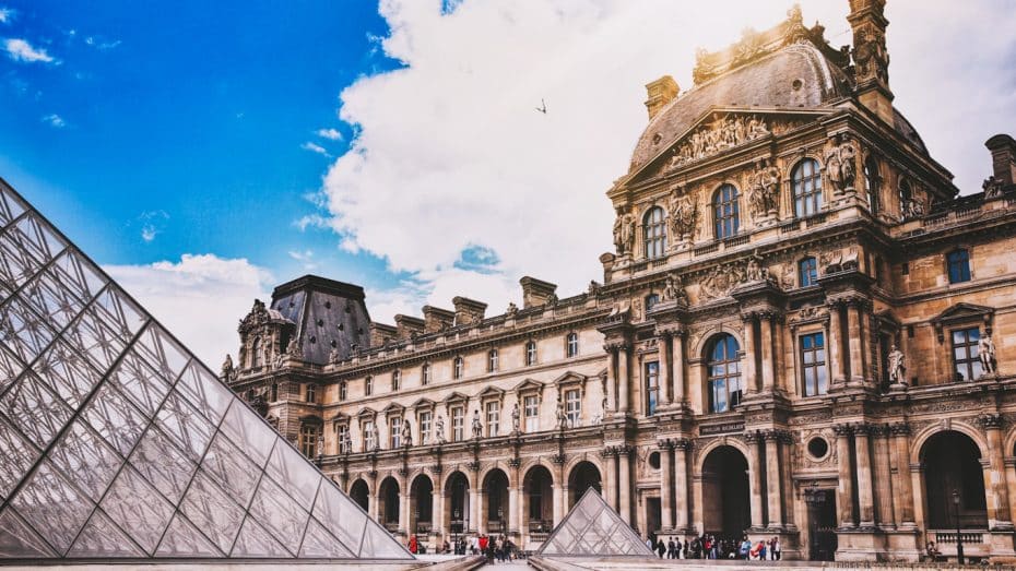 El Louvre es uno de los mejores museos del mundo y una de las principales atracciones de París.